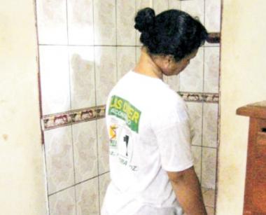 Pollera%20se%20ahorca%20en%20su%20ba%C3%B1o.jpg