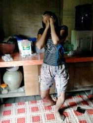 korban-ketika-masih-tergantung-di-ruang-tengah-rumahnya.jpg