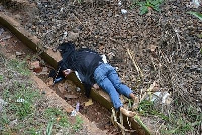 45-50-20yo-20woman-20jumped-20out-20from-20bridge-2001.jpg