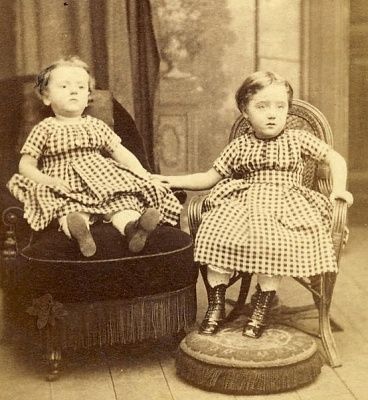 victorian-post-mortem-photography-skull-illusion-antiquephotoalbumnl-girls.jpg