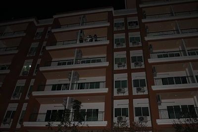 jumping-20from-20apartments-20-284-29.jpg