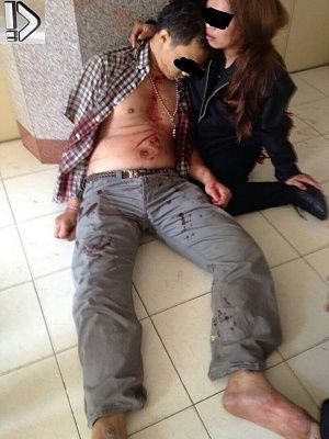 girlfriend-20holds-20stabbed-20bf-20-281-29.jpg