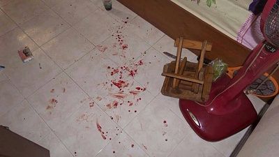 girlfriend-20holds-20stabbed-20bf-20-282-29.jpg