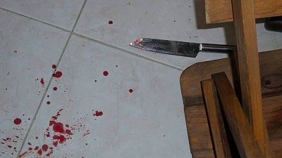 girlfriend-20holds-20stabbed-20bf-20-283-29.jpg