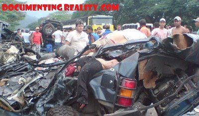 bodies-mangled-road-brazil-car-acciden02.jpg