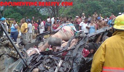 bodies-mangled-road-brazil-car-acciden05.jpg