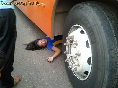 documentingreality.com-20-2016-20yo-20girl-20run-20over-20by-20bus-205.jpg