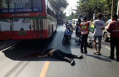 bike-hit-pedestrian-bounce-under-wheel-bus-thailand-01.jpg