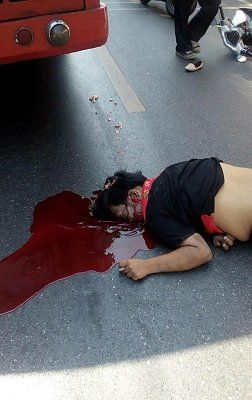 bike-hit-pedestrian-bounce-under-wheel-bus-thailand-02.jpg