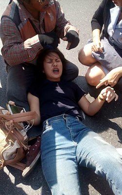 bike-hit-pedestrian-bounce-under-wheel-bus-thailand-03.jpg