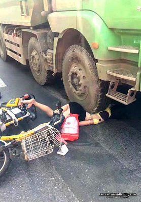 young-woman-scooter-nailed-under-large-truck-4b-shanghai-ch-oct-9-16.jpg