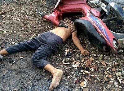 scooter-booter-knocks-heads-tree-5-uttaradit-th-mar-12-17.jpg