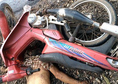 scooter-booter-knocks-heads-tree-6-uttaradit-th-mar-12-17.jpg