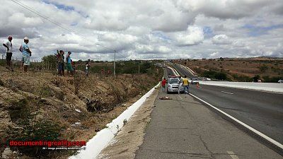 man-hit-crossing-road-body-cut-half-1-caruaru-br-apr12-17.jpg