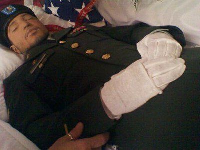 us-20soldier-20in-20his-20open-20casket.jpg
