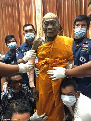 Nha-su-Thai-Lan-1-copy-1516670295-width300height400.jpg