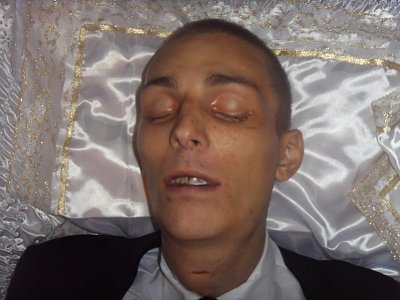 jeune-20homme-20dans-20son-20cercueil-204.jpg