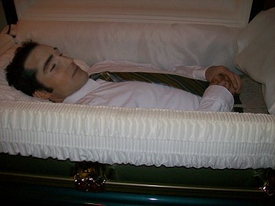 jeune-20homme-20dans-20son-20cercueil-20-282-29.jpg