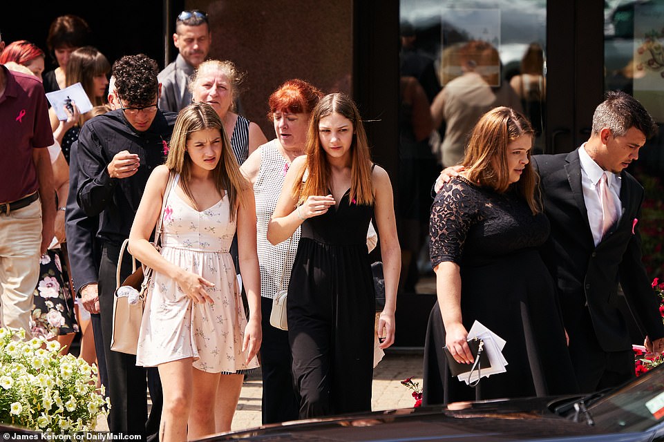 16274872-7267135-Kimberly_Devins_2nd_from_right_the_mother_of_Bianca_Devins_and_O-a-2_1563689219.jpg