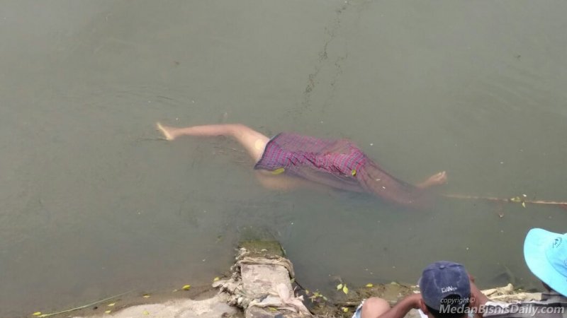 20170727_181619_penjala_ikan_temukan_mayat_wanita_di_sungai_bandar_sidoras_percut.jpeg