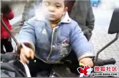 2-year-old-chinese-child-smokes-03.jpg