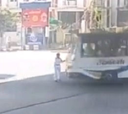 Name:  Police%20Officer%20Gets%20Bonked%20by%20a%20Bus%20-%20Copy.jpg
Views: 114
Size:  15.5 KB