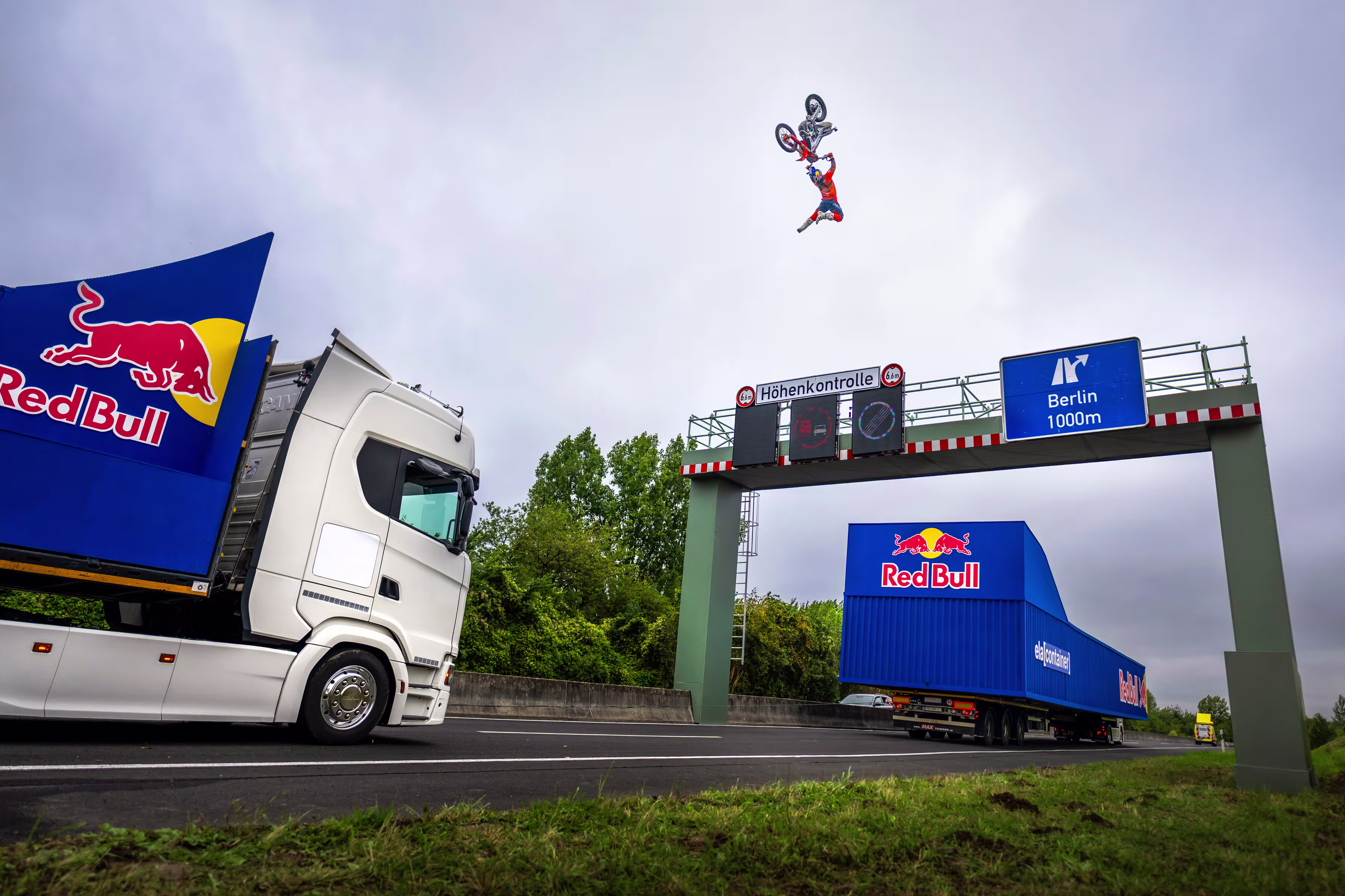 luc-ackermann-red-bull-bridge-traverse-motocross-stunt.avif
