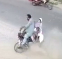 Bus Swerves to Miss Man Crossing Road, Hits Couple on Bike - Google Chrome 29.07.2020 18_24_36 (.png