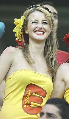 sexy-soccer-fans_75907.jpg