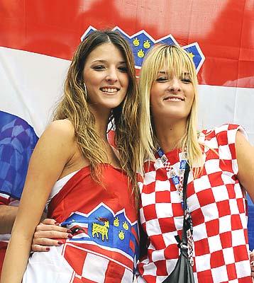 sexy-soccer-fans_75909.jpg