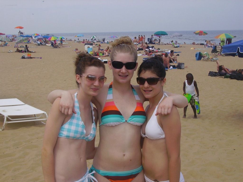 teen-bikini-beach-018_016.jpg