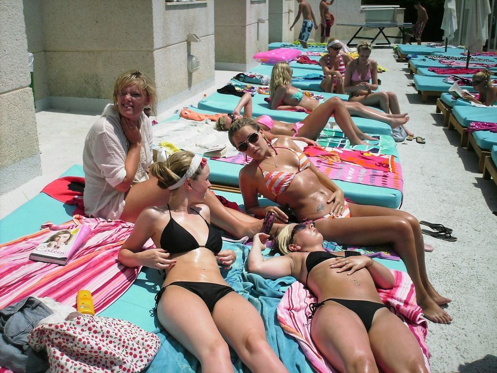 teen-bikini-beach-021_019.jpg