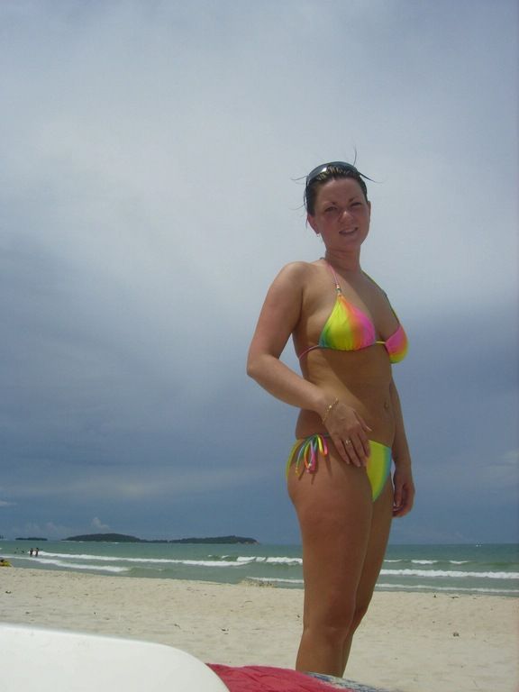 teen-bikini-beach-029_026.jpg