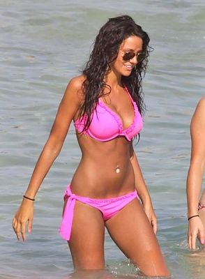 michelle-keegan-pink-bikini_01.jpg
