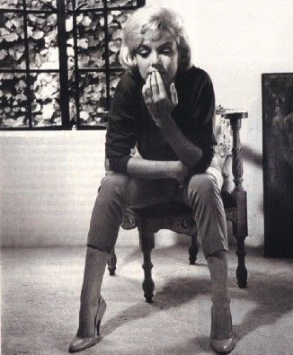 Marilyn_Monroe_by_Allan_Grant.jpg