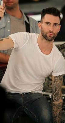 adam-levine-shooting-scenes-maroon-5s-music-video-never-gonna-leave-bed-1295022448.jpg