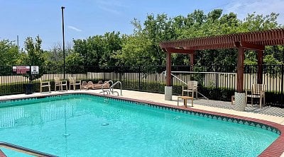 roanoke-hotel-pool.jpg