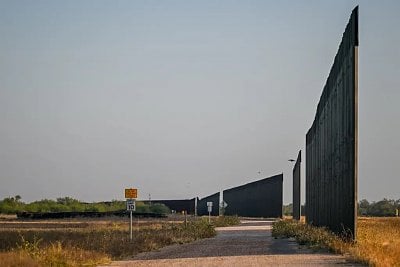 lacasita.border.wall.gaps.jpg