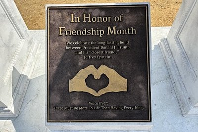 trump-epstein-friendship-statues-appear-national-mall-20-281-29.jpg