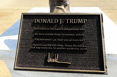 trump-epstein-friendship-statues-appear-national-mall-20-282-29.jpg