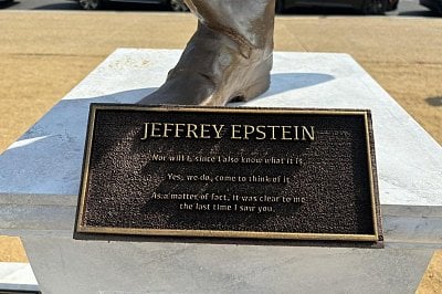 trump-epstein-friendship-statues-appear-national-mall-20-283-29.jpg