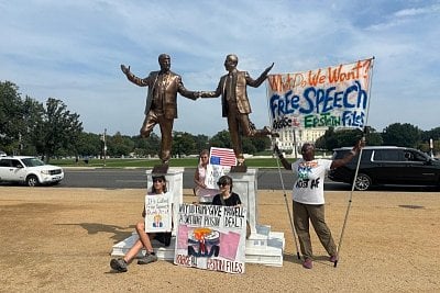 trump-epstein-friendship-statues-appear-national-mall-20-284-29.jpg