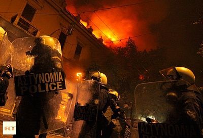 riot-police-walk-building-892.jpg