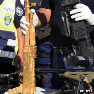 _65114500_goldegun.jpg