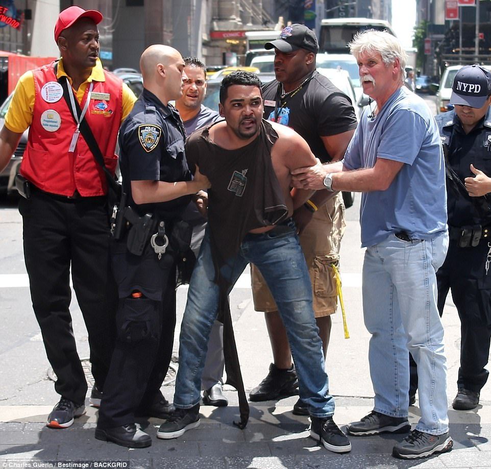 4080DCCD00000578-4519920-The_driver_was_dramatically_taken_into_custody_on_Thursday_after-m-28_1.jpg
