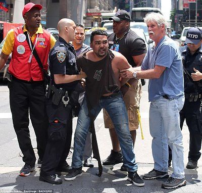 4080dccd00000578-4519920-the_driver_was_dramatically_taken_into_custody_on_thursday_after-m-28_1.jpg