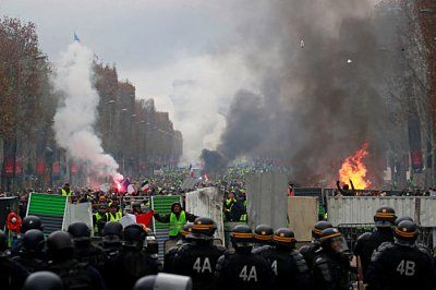 181124-paris-protest3-701x467.jpg