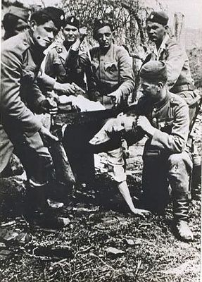 jasenovac-20prisoner-20being-20beheaded-20with-20a-20saw.jpg