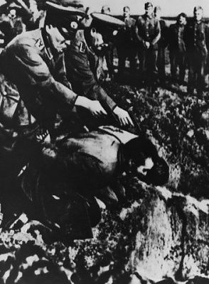 german-officers-murder-two-russians-over-open-grave-wwii..jpg