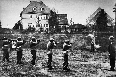 german-saboteur-shot-american-firing-squad-germany-1945.jpg